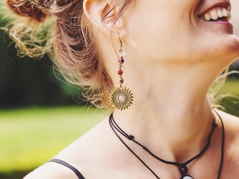Pourquoi choisir les boucles d’oreilles avec des pierres naturelles ?