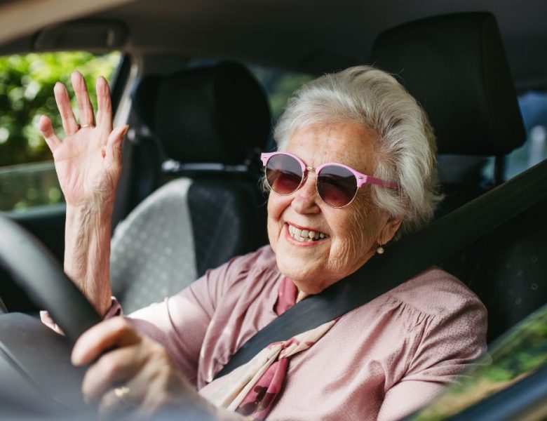 Seniors et mobilité : pourquoi choisir une voiture sans permis ?
