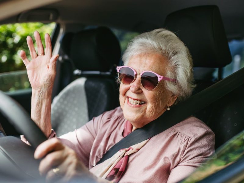 Seniors et mobilité : pourquoi choisir une voiture sans permis ?