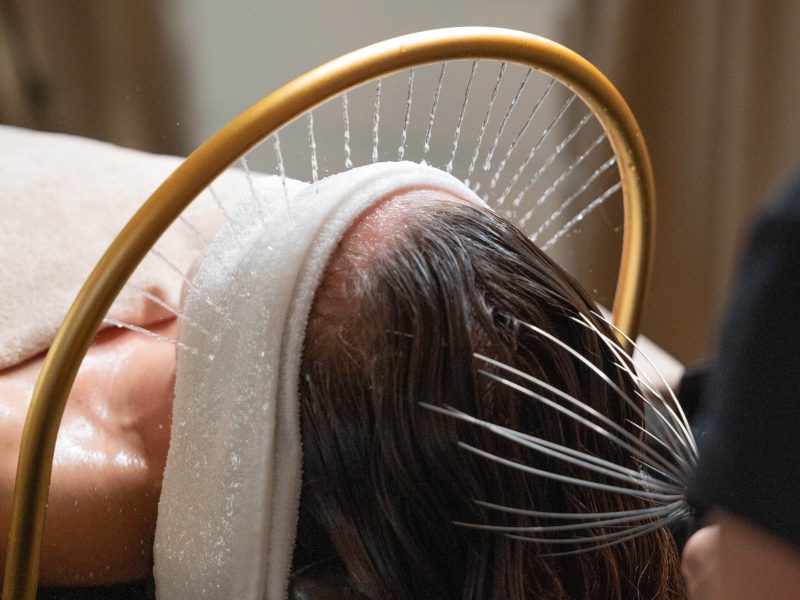 Head Spa : l’art du bien-être capillaire qui séduit les amateurs de détente absolue