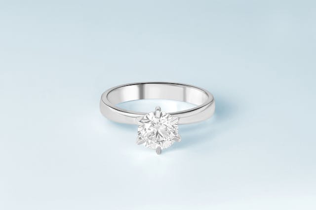Craquez pour une bague solitaire en or blanc au design intemporel et prestigieux